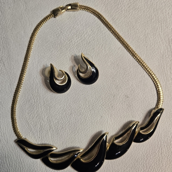 Matching Goldtone Black Enamel Necklace , Earring Set Costume Jewelry - Picture 1 of 4
